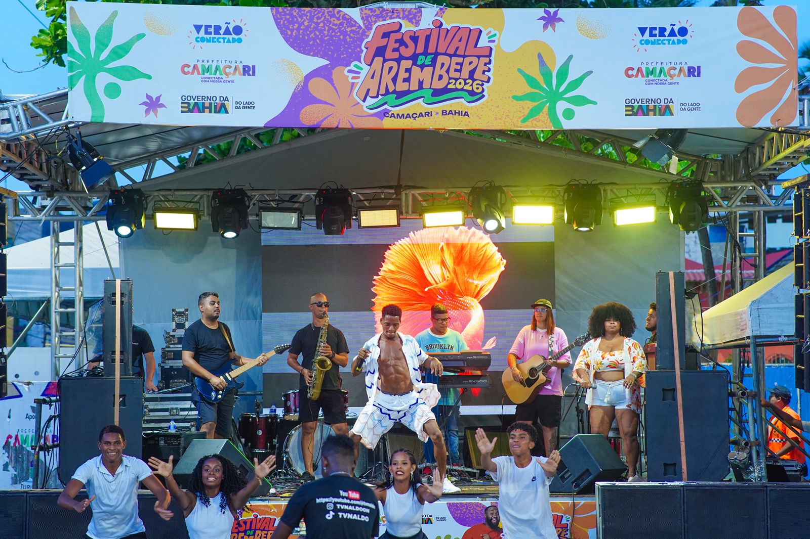 Palco Raízes e Ritmos agita o público em terceira noite do Festival de Arembepe 2026