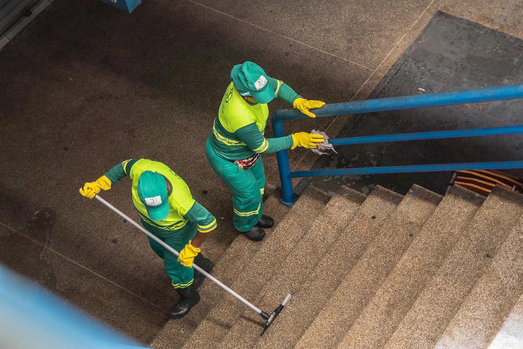 Centro Comercial de Camaçari passa por ‘faxinaço’ neste domingo e recebe diversos serviços de limpeza