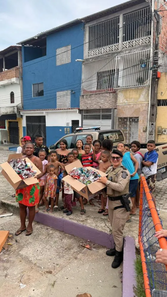 Polícia Militar distribui ovos de Páscoa em bairros de Camaçari