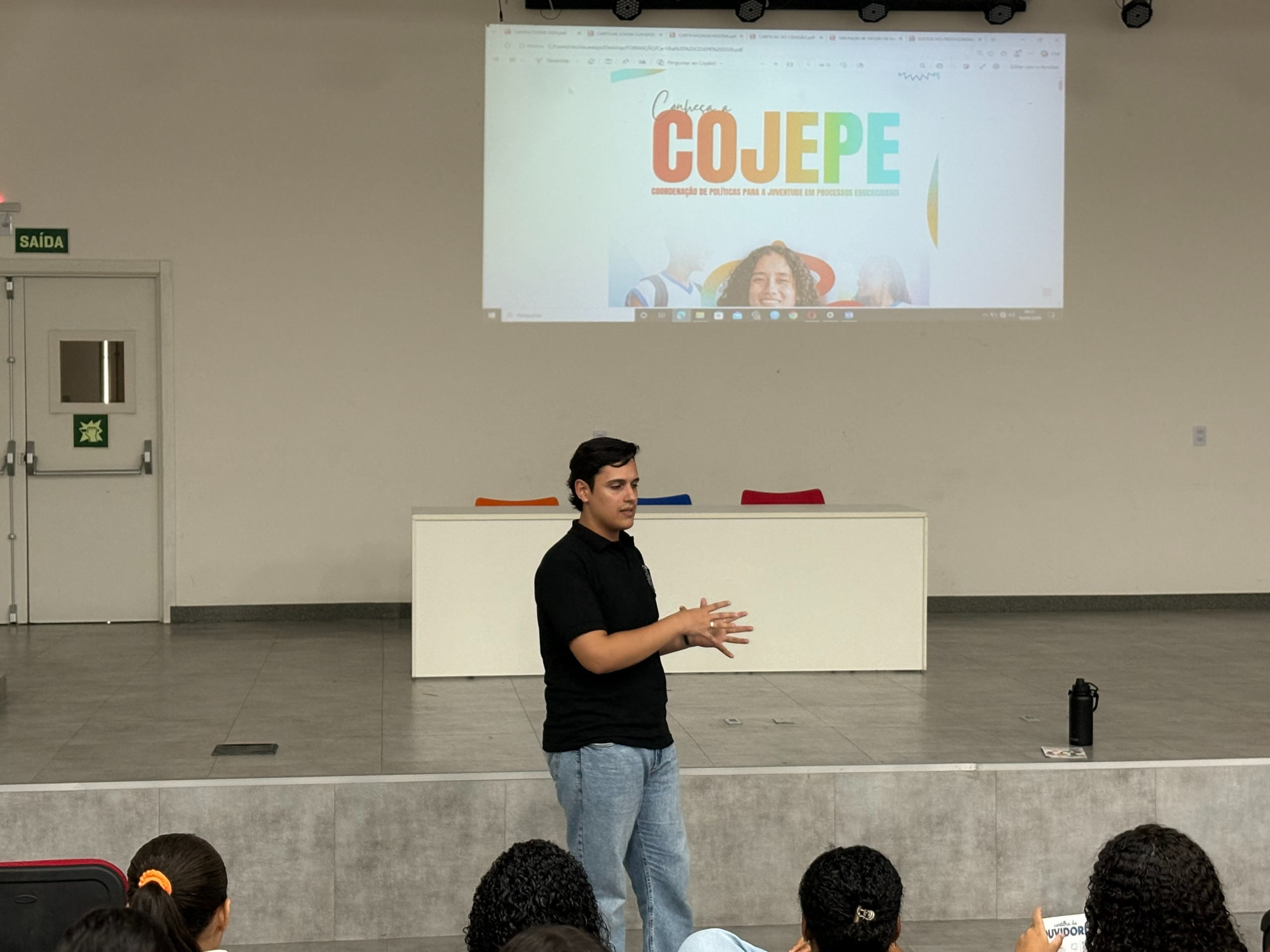 Jovens passam por formação para assumir papéis de liderança estudantil