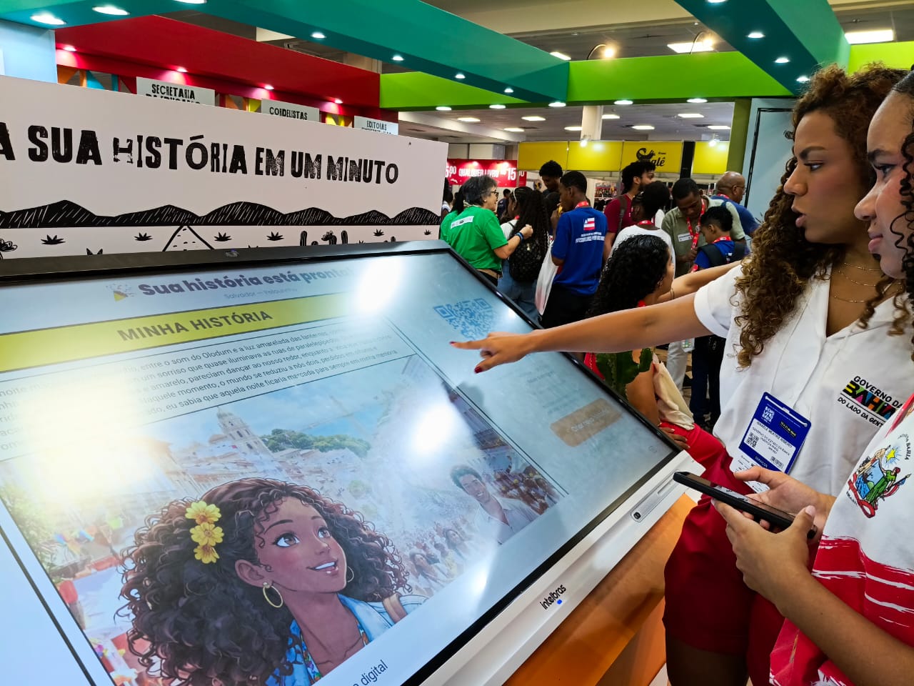 Totem com inteligência artificial é destaque do estande do Governo, na Bienal do Livro da Bahia