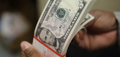 Dólar fecha no menor nível desde janeiro de 2024; entenda