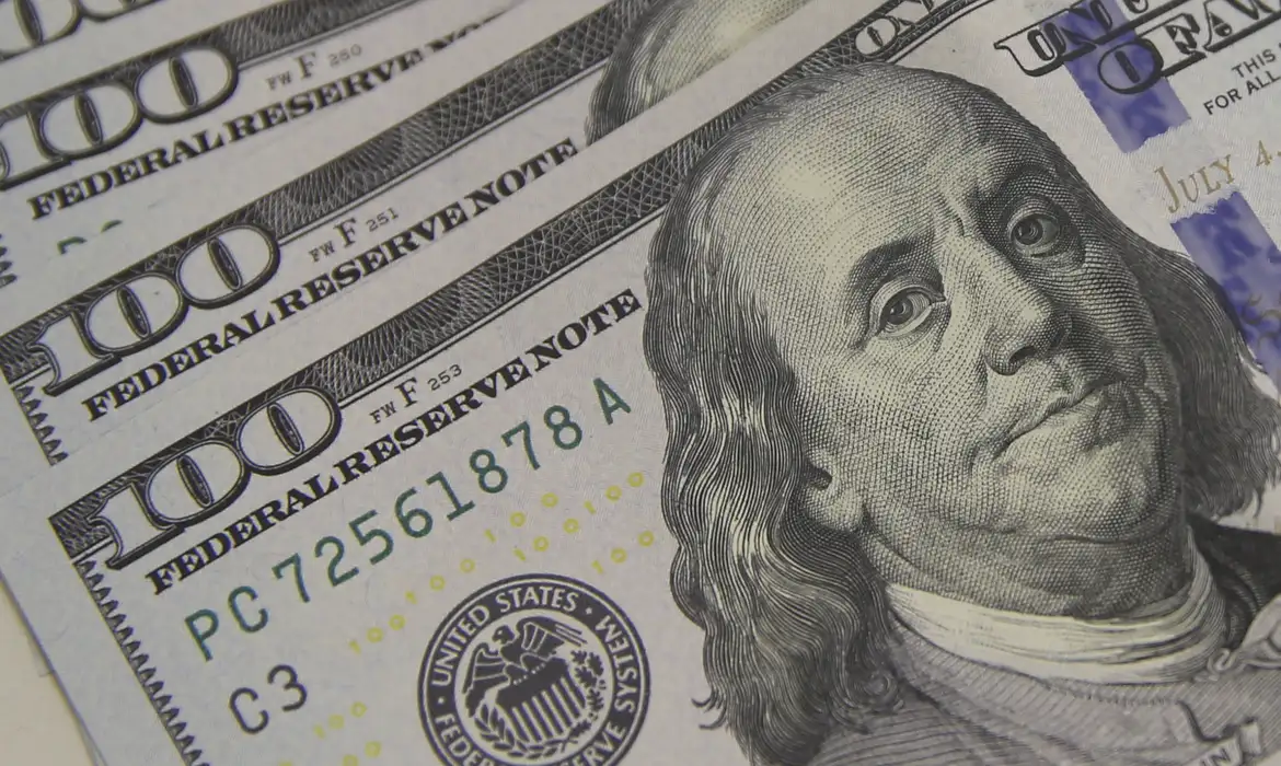 Dólar sobe a R$ 5,06, e bolsa cai com tensão global e ruído político