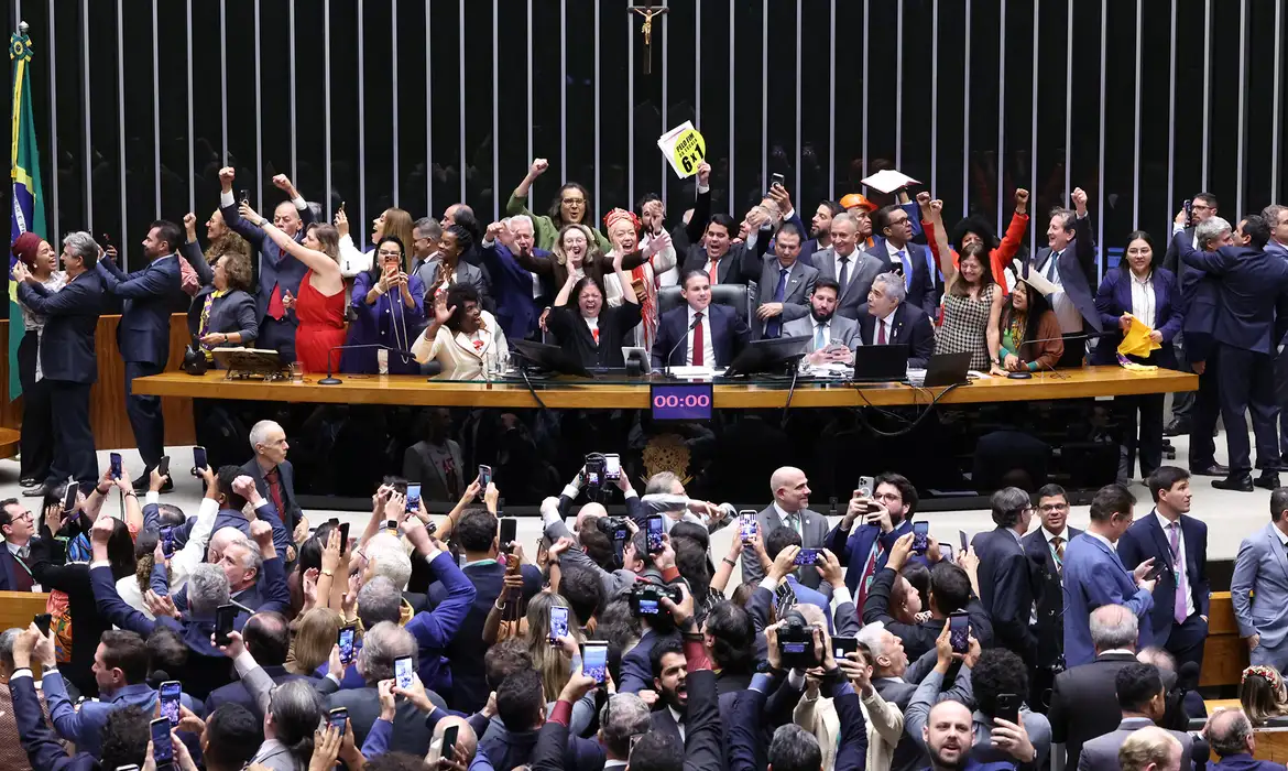 Saiba como votaram os deputados na PEC que acaba com a escala 6×1