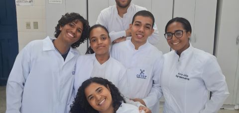 Estudantes utilizam pimenta e alho para produzir inseticida ecológico