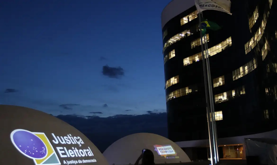 TSE adia decisão sobre suspensão de pesquisa de voto para presidente