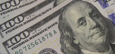 Dólar encosta em R$ 5,10 com tarifaço e tensão global