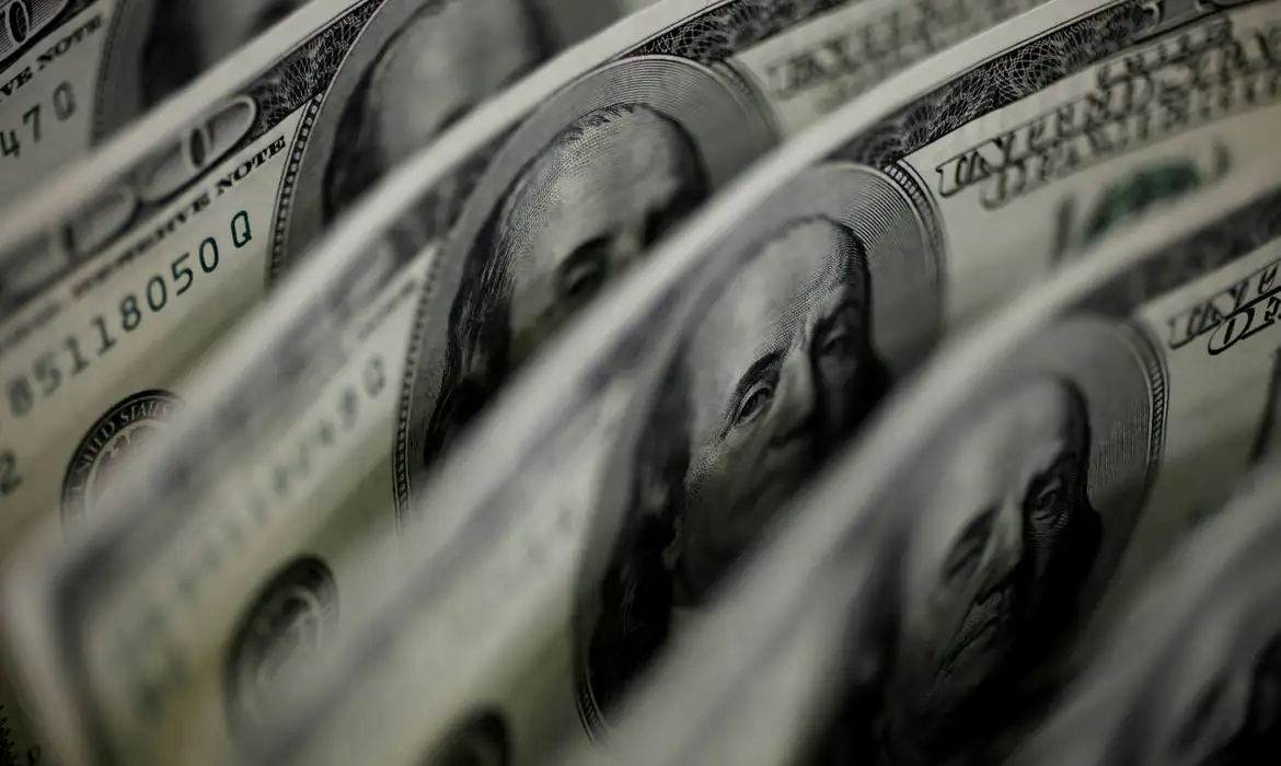 Dólar sobe para R$ 5,11, e bolsa fica estável, apesar de tensão global
