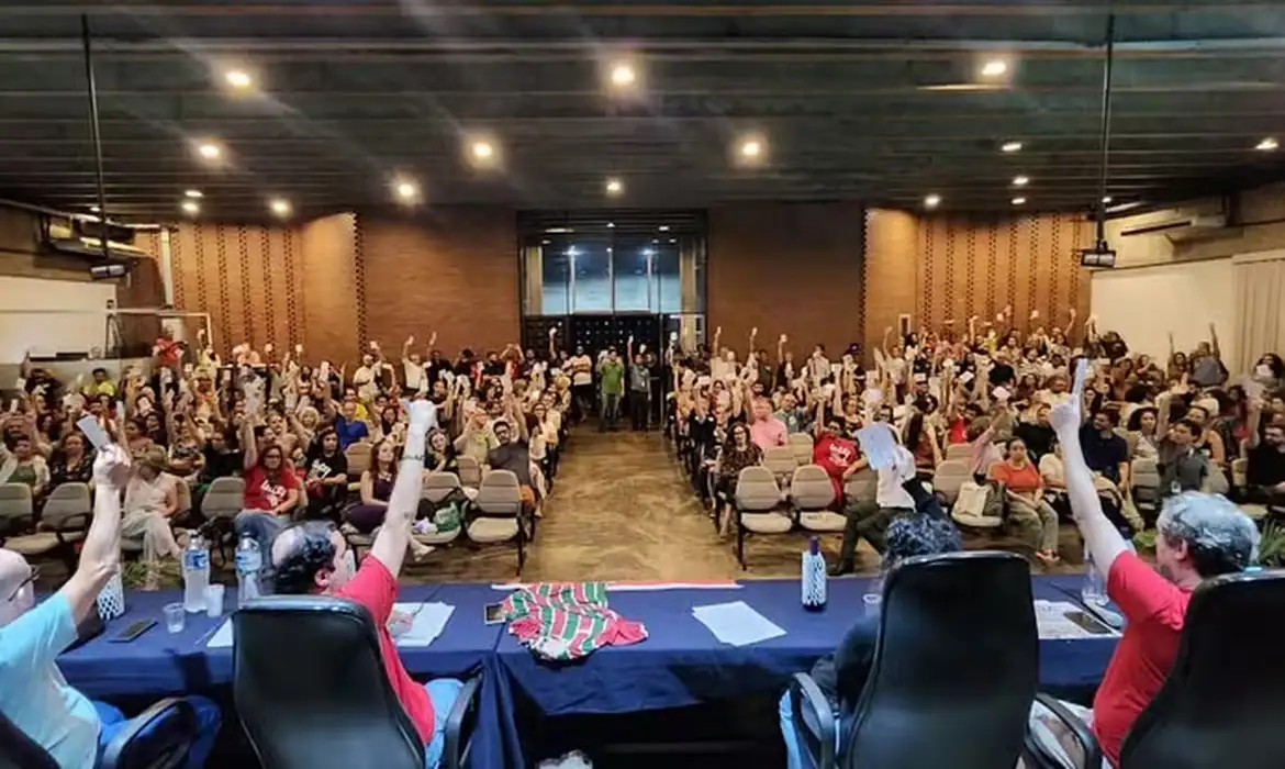 Professores da Uerj suspendem greve, após três meses de paralisação