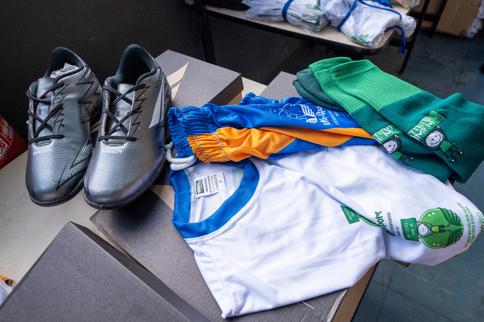 Entrega de uniformes marca etapa de projeto que beneficia 250 crianças e jovens