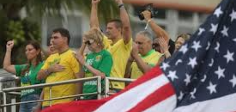 “Tá todo mundo contra mim”, diz Flávio ao abrir campanha em Copacabana