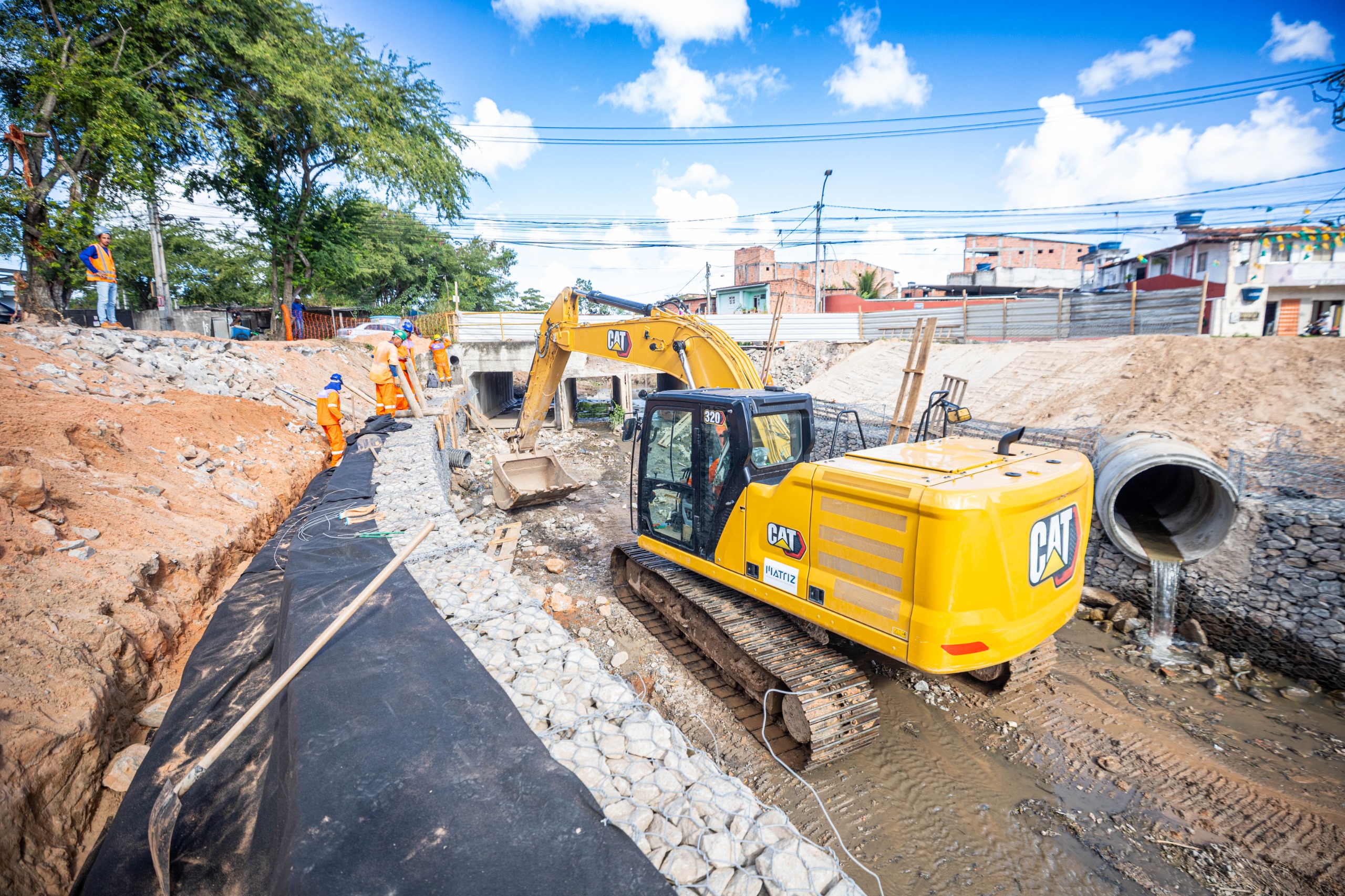 Obras de macrodrenagem avançam no Rio Camaçari e no Riacho da Lama Preta