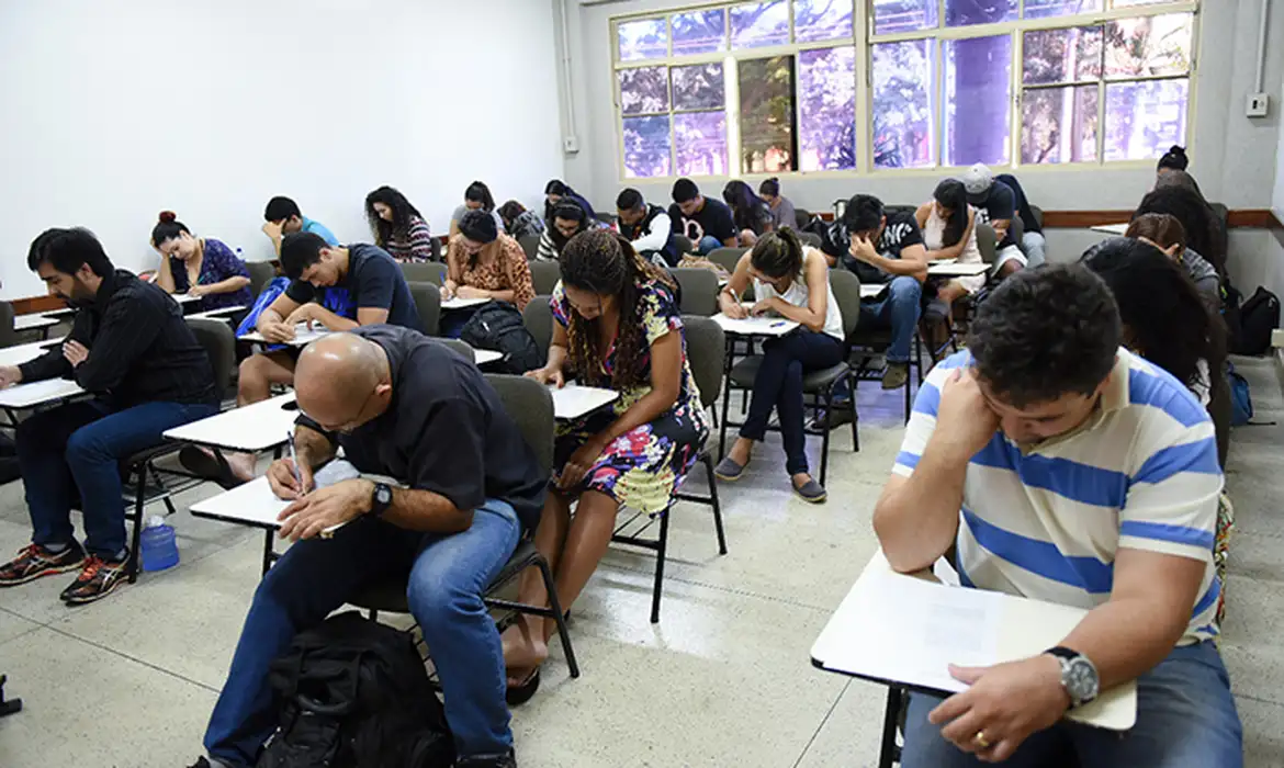 Provas do Encceja são realizadas neste domingo em todo o país