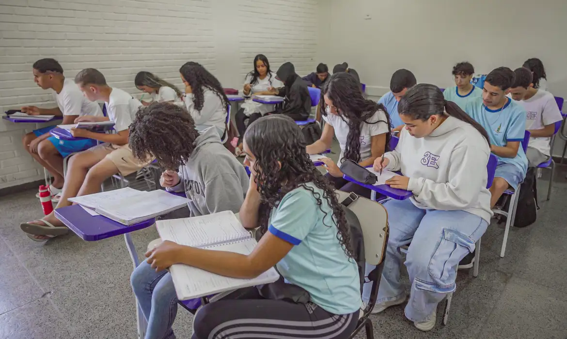 Brasil melhora desempenho escolar no longo prazo, mas patamar é baixo