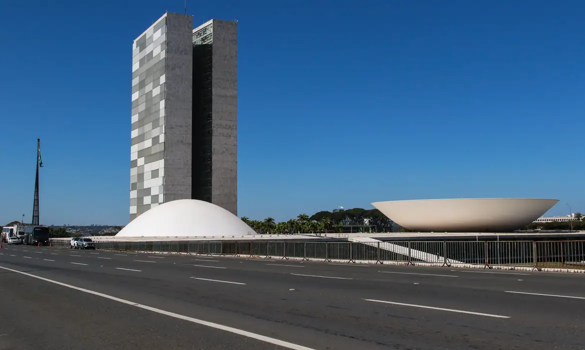 Votação da MP que zera “taxa das blusinhas” é adiada para terça