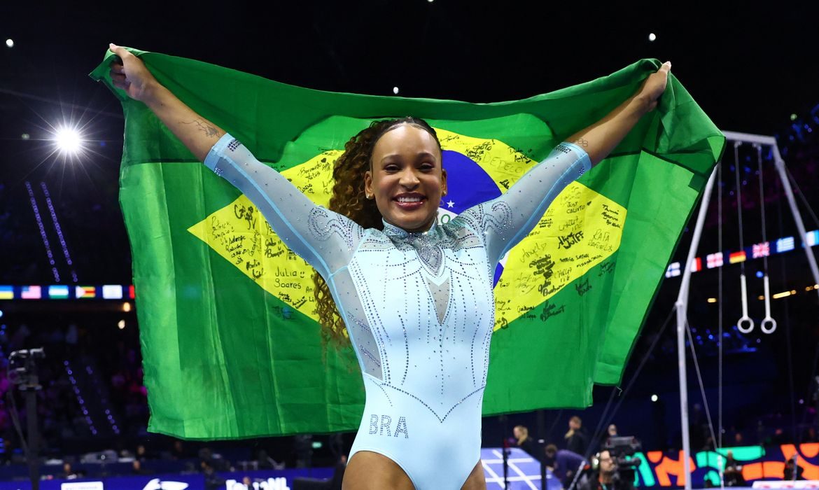 Rebeca Andrade conquista o tricampeonato mundial de salto em Roterdã