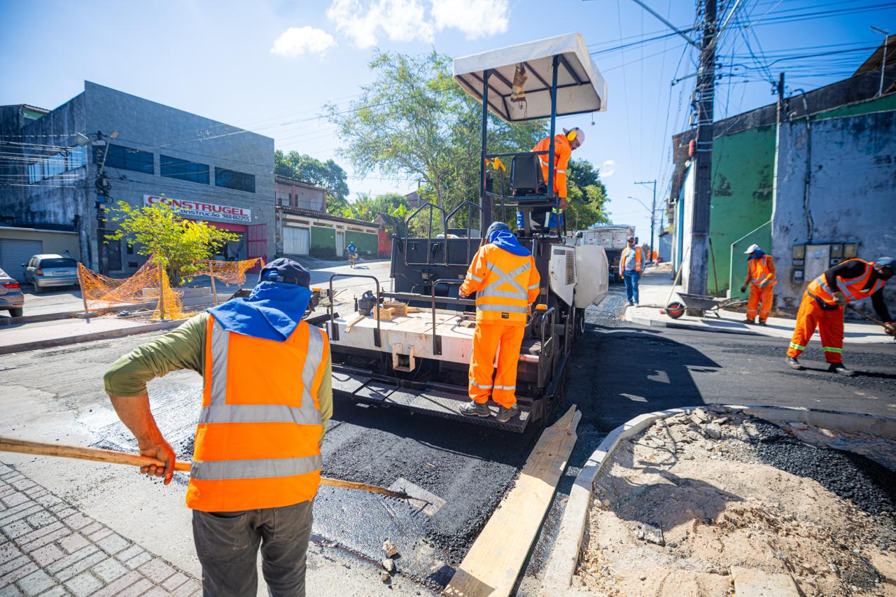 Obra da nova Avenida Acajutiba avança com recapeamento asfáltico