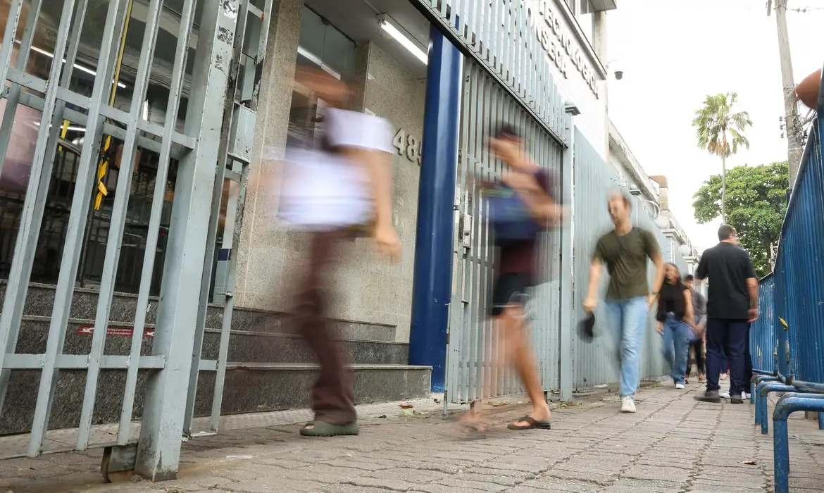 Terminou neste domingo prazo escolher idioma da prova do Enem 2026